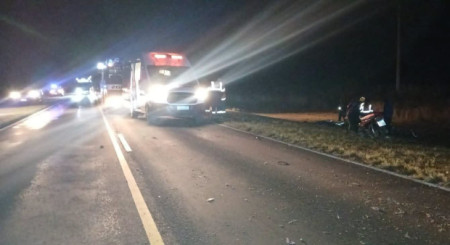 Choque entre una camioneta y dos motos en el interior de Corrientes: un muerto